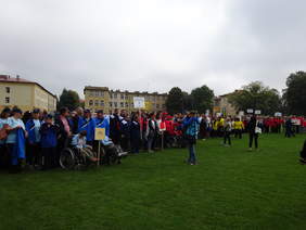 Uczestnicy Olimpiady zebrani na stadionie