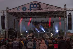 Pokaż zdjęcie: Scena na Polibuda Open Air 