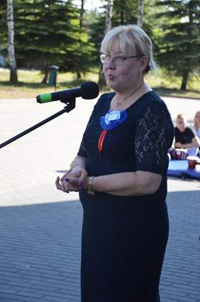 Pokaż zdjęcie: Dyrektor Marta Mordarska podczas jubileuszu złożyła życzenia oraz gratulacje 