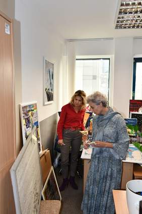 Pokój w którym na krzesłach ustawione są prace. Panie Katarzyna Haber oraz Bogna Jarzemska-Misztalska przyglądają się ocenianym pracom. 
