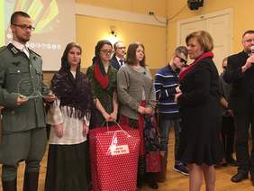 Pokaż zdjęcie: Wręczenie przez p. Aleksandrę Gierej - Dyrektor PFRON Oddział Kujawsko-Pomorski nagrody Grand Prix zdobytej podczas Festiwalu fART