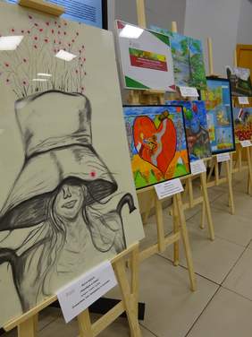 Pokaż zdjęcie: Wystawa prac plastycznych osób niepełnosprawnych w banku