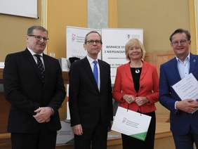 Pokaż zdjęcie: Wręczenie nagród laureatom III Przeglądu Filmów Integracyjnych