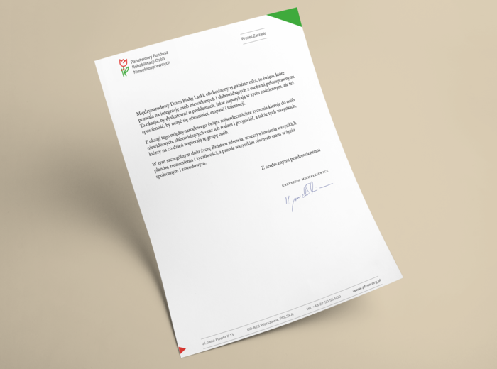 Pokaż zdjęcie: Kartka papieru firmowego, na której napisany jest list z życzeniami, podpisany własnoręcznie przez autora.