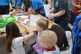 Pokaż zdjęcie: Happening „Chodź pomaluj mój świat” Opolskim Centrum Hanldowym z okazji .Międzynarodowego Dnia Osób z Zespołem Downa  Źródło: Sławomir Draguła - NTO