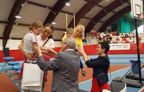 Pokaż zdjęcie: wręczenie medali uczestniczkom