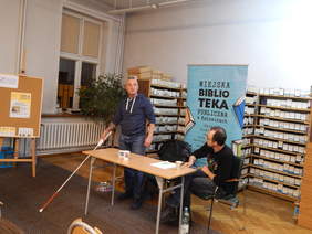 Pokaż zdjęcie: Pokaz prototypu laski z nowymi udogodnieniami