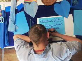 Pokaż zdjęcie: Uczestnik WTZ MADA przygotowuje napis na obchody Światowego Dnia Świadomości Autyzmu