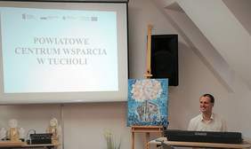 Pokaż zdjęcie: Występ uczestnika WTZ Tuchola - gra na instrumentach klawiszowych