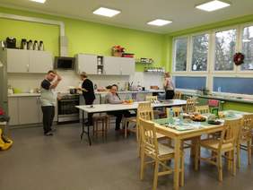 Pokaż zdjęcie: Zajęcia kulinarne w Ośrodku Dziennego Pobytu