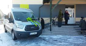 Uroczystość poświęcenia busa dla ŚDS w Jelnej