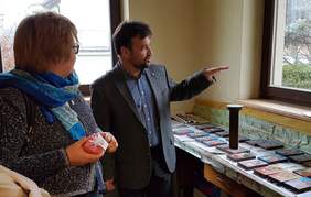 Pokaż zdjęcie: Marta Mordarska – dyrektor Małopolskiego Oddziału PFRON wraz z Rafałem Ślusarczykiem – dyrektorem placówki Fundacji L`Arche w Śledziejowicach