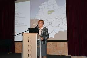 Pokaż zdjęcie: Marta Mordarska, dyrektor Małopolskiego Oddziału PFRON podczas Forum Kultury Wrażliwej