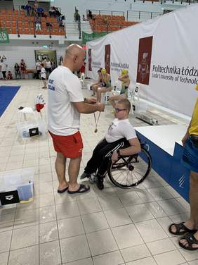 Pokaż zdjęcie: wręczanie medali