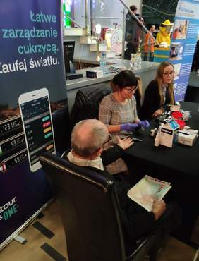 Pokaż zdjęcie: Stoisko Federacji Diabetyków - badania poziomu cukru