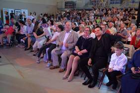 Pokaż zdjęcie: Publiczność podczas finału 11. Festiwalu Piosenki „Integracja malowana dźwiękiem” 