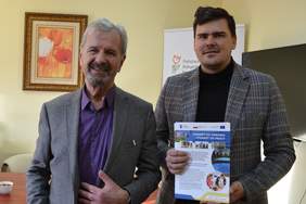 Pokaż zdjęcie: Od lewej: Prezes Sejmiku – Szczupły starszy mężczyzna, z zarostem na twarzy, uśmiecha się do obiektywu, dyrektor PFRON – młody brunet, który trzyma broszury programu Powrót do zdrowia, powrót do pracy