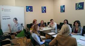 Pokaż zdjęcie: Pracownicy Urzędu Miasta w Andrychowie podpisują umowy na dofinansowanie kosztów szkolenia z języka migowego