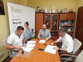 Pokaż zdjęcie: Podpisywanie umowy 