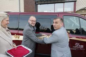 Pokaż zdjęcie: Uroczyte przecięcie wstegi przez Michała Gucia - Wiceprezydent Miasta Gdyni oraz Dariusza Majorka - Dyrektor Oddziału Pomorskiego PFRON.