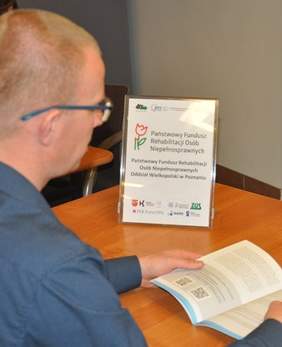 Pokaż zdjęcie: Stoisko informacyjne Oddziału Wielkopolskiego PFRON towarzyszące konferencji w Wągrowcu