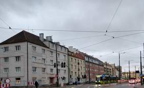 Pokaż zdjęcie: stare kamienice przy Skwerze Wakara w Olsztynie