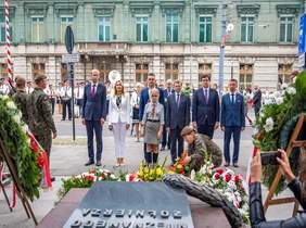 Pokaż zdjęcie: uroczystości obchodów święta Wojska Polskiego , przedstawiciele instytucji regionalnych składają kwiaty i wieńce przed grobem Nieznanego Żołnierza