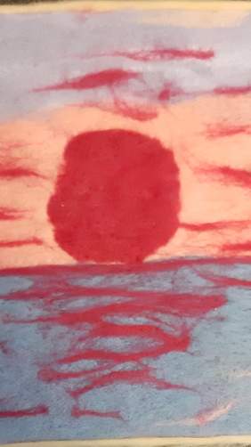 Pokaż zdjęcie: Na środku słońce w intensywnej czerwieni na tle jasno pomarańczowego i beżowego z domieszką brudnego błękitnego nieba. Poniżej w barwie ciemniejszego błękitu woda, na powierzchni z czerwonym, nierównym odbiciem słońca.  i aplikacja, III miej