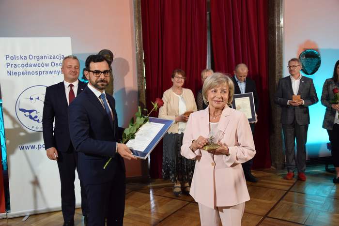 Pokaż zdjęcie: Przewodnicząca Kola PSONI w Szczecinie, Pani Barbara Jaskierska i przedstawiciel ROPS w Szczecinie