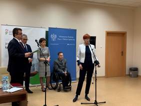 Pokaż zdjęcie: Minister Elżbieta Rafalska przemawia na inauguracji cyklu konferencji „Koalicja na rzecz osób niepełnosprawnych” 