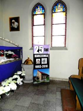 Baner informujący o jubileuszu 25-lecia, ustawiony w kościel
