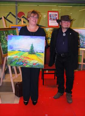 Pokaż zdjęcie: Stanisław Kmiecik przekazał swoją pracę dyrektor Marcie Mordarskiej