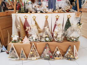 stoisko świąteczne ze stroikami