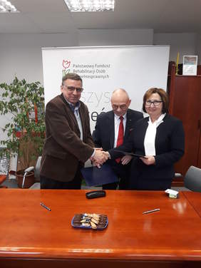 Pokaż zdjęcie: Reprezentanci Oddziału  Zachodniopomorskiego PFRON i Izby Rzemieślniczej podają sobie ręce