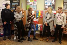 Pokaż zdjęcie: Młodzież prezentująca rezultaty projektu HIPEN Junior