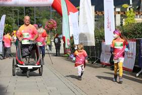 Pokaż zdjęcie: Uczestnicy Biegu po Oddech podczas biegu - dzieci, młodzież, osoby dorosłe oraz seniorzy.