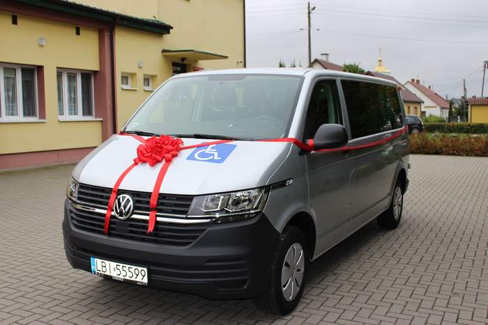 Pokaż zdjęcie: Nowy mikrobus ŚDS w Kodniu fot. UG Kodeń