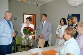 Pokaż zdjęcie: Uroczystość przekazania busa dofinansowanego ze środków PFRON dla podopiecznych Dziennego Domu Seniora w Zbąszyniu