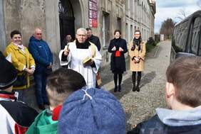 Pokaż zdjęcie: Uroczystość przekazania busa dla uczniów ze Specjalnego Ośrodka Szkolno-Wychowawczego w Rydzynie