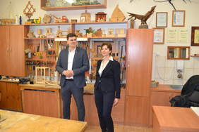 Pokaż zdjęcie: Na zdjęciu jest kobieta i mężczyzna, którzy rozglądają się po pomieszczeniu. Stoją na tle ściany z narzędziami