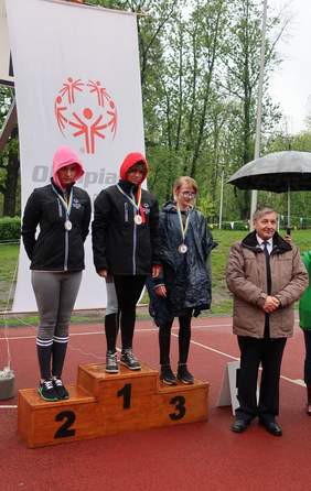 Pokaż zdjęcie: Zawodnicy udekorowani medalami przez Jana Wrońskiego dyrektora Oddziału Śląskiego PFRON