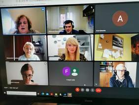 Pokaż zdjęcie: zdjęcie uczestników widocznych w monitorze komputera