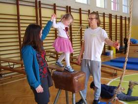 Pokaż zdjęcie: Zajęcia ruchowe na sali gimnastycznej