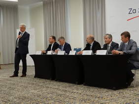 Krzysztof Michałkiewicz wraz z panelistami