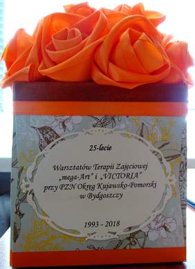 Róże w pudełku - rękodzieło uczestników WTZ-ów, jako podarunek dla Dyrektor Kujawsko-Pomorskiego Oddziału PFRON