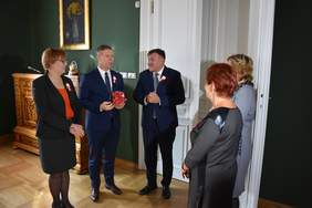 Pokaż zdjęcie: Przekazanie kotylionów