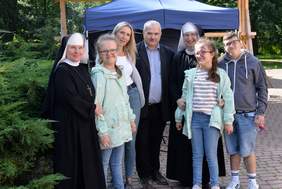 Pokaż zdjęcie: Zdjęcie na którym pozuje 7 osób, zakonnica, dwie kobiety, mężczyzna i dzieci.