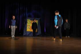 Występy sceniczne małych artystów 