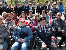 Pokaż zdjęcie: na zdjęciu grupa osób siedzi na krzesłach i słucha wystąpienia Wojewody Łódzkiego