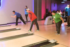 Pokaż zdjęcie: Zawodnicy w trakcie rzutu kulą